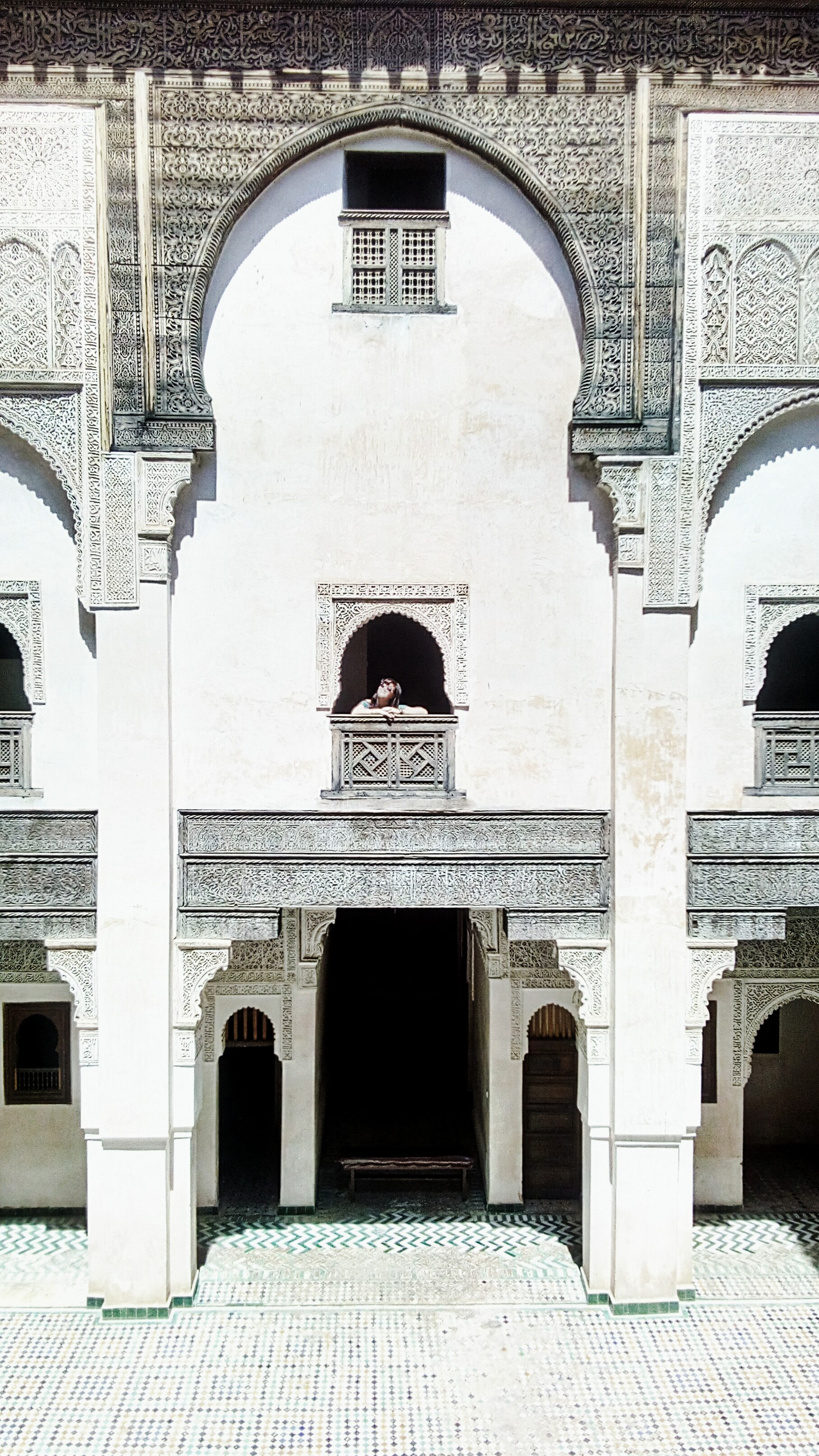 Sur l'image on voit une femme à l'une des fenêtres de la médersa Bou-Inania